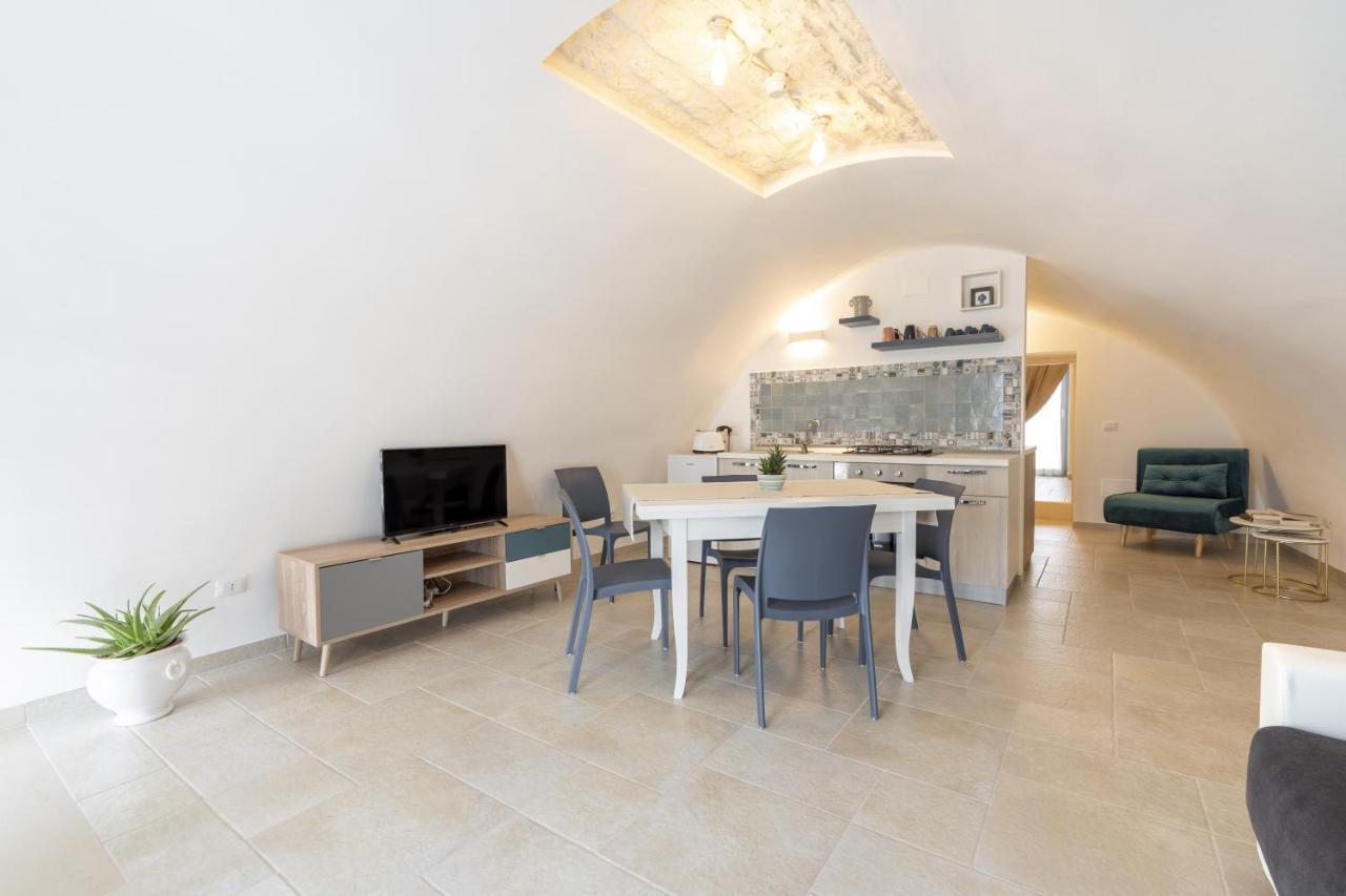 Suite La Scala Del Borgo Cisternino Eksteriør billede